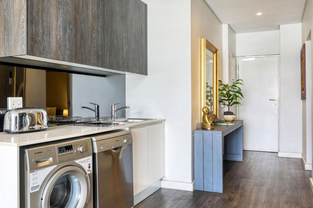 Backup-Powered Classic Luxury Apartment เคปทาวน์ ภายนอก รูปภาพ