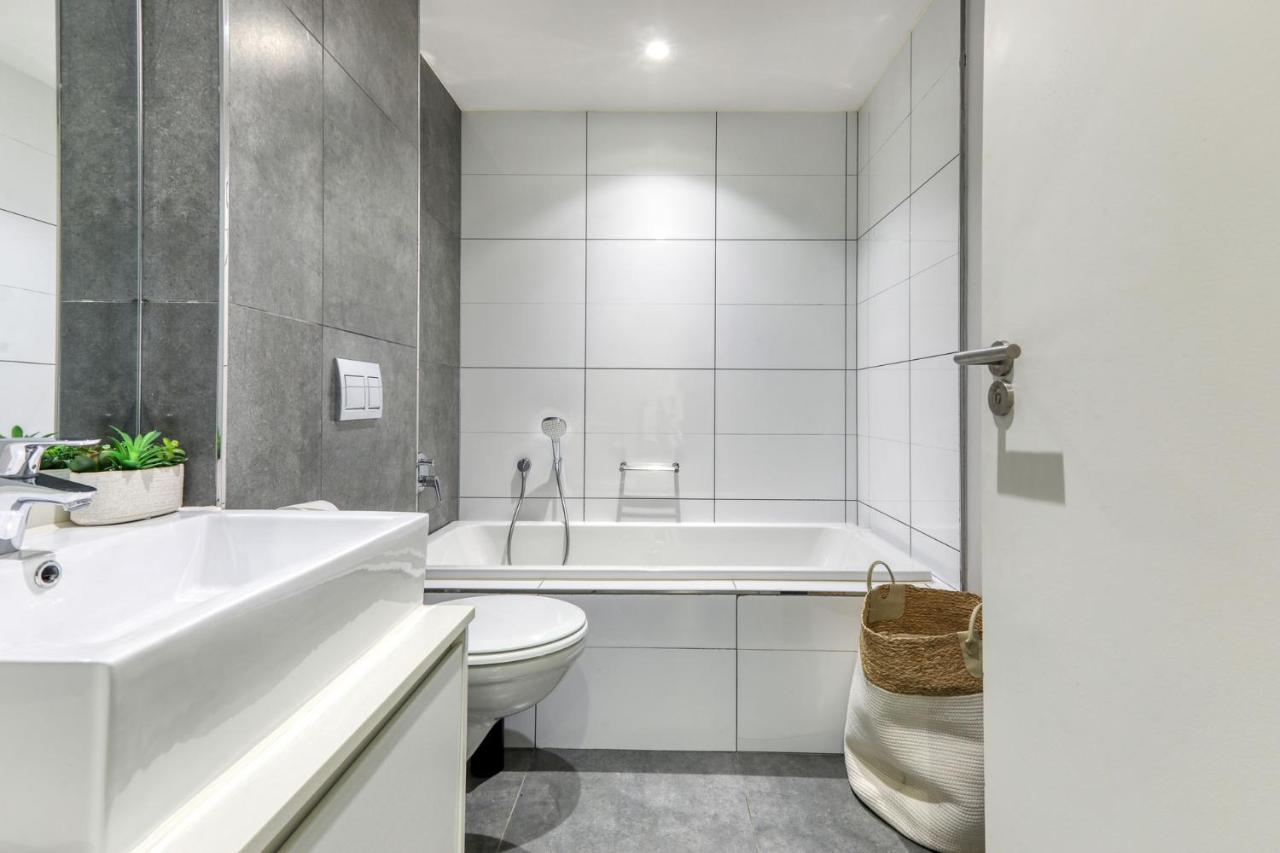Backup-Powered Classic Luxury Apartment เคปทาวน์ ภายนอก รูปภาพ